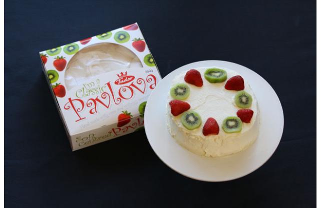 Classic Pavlova decorated product with packaging shot2